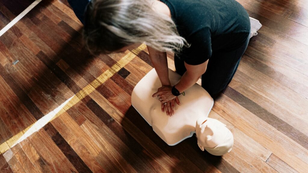 Reanimación Cardiopulmonar (RCP) manual y un DEA